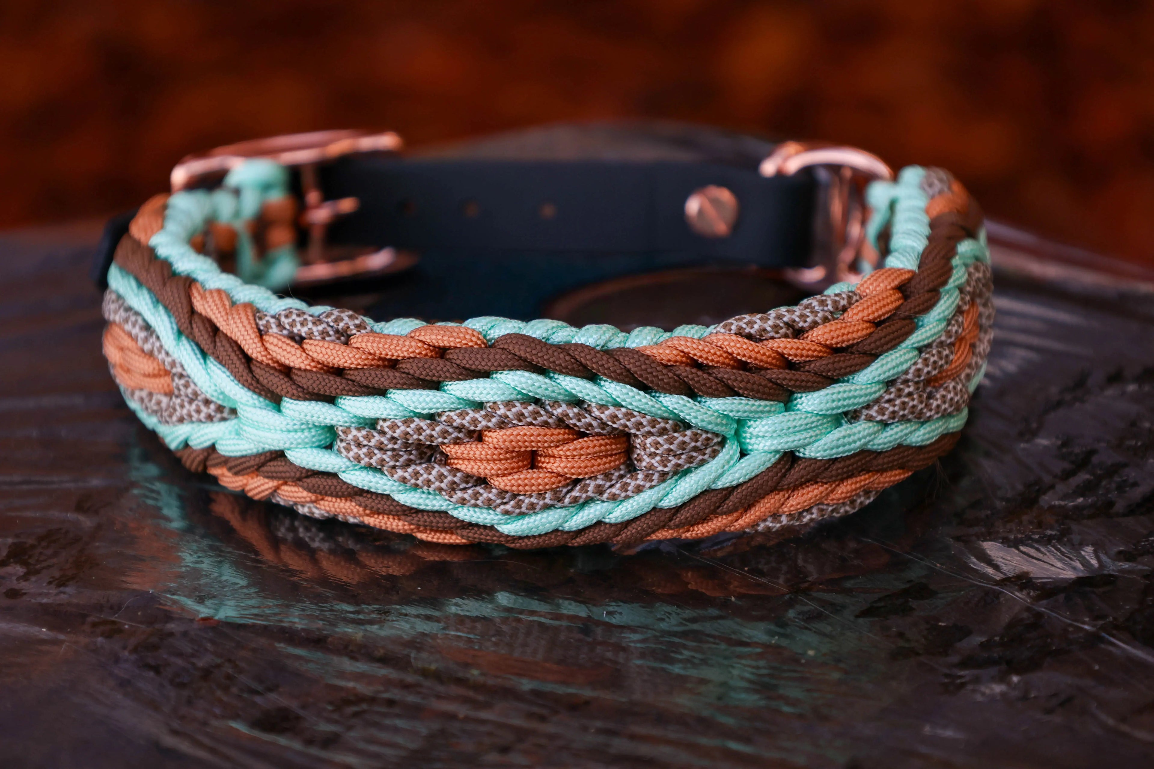 Hundehalsband Türkis Braun Kupfer Cremefarben aus Paracord mit Rosegoldenen Beschlägen und Biothane Band in Schwarz.