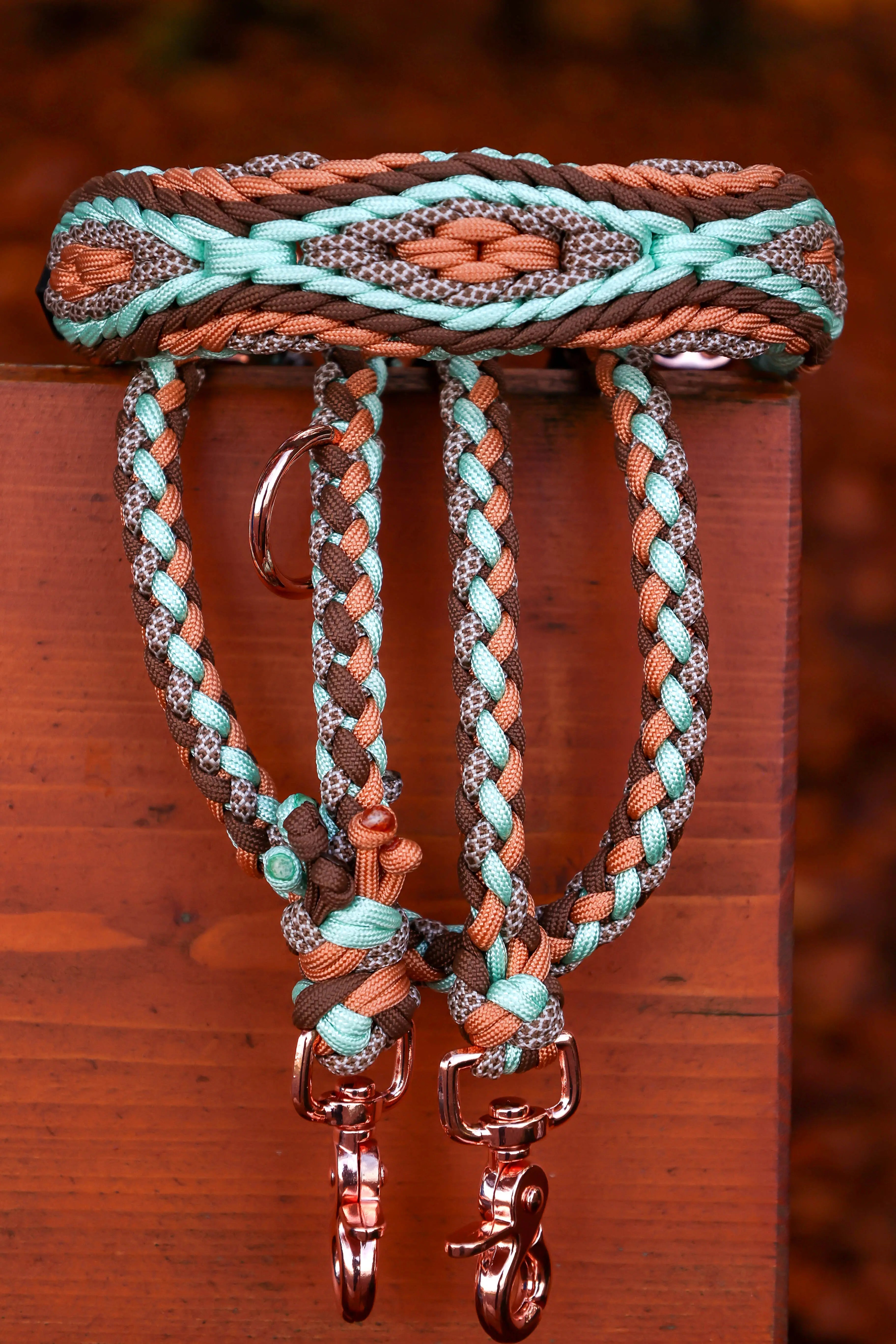 Handgeknüpfte Halsbänder und Leinen in Türkis Braun Kupfer und Cremefarbenem Paracord. Handgemacht Schweiz