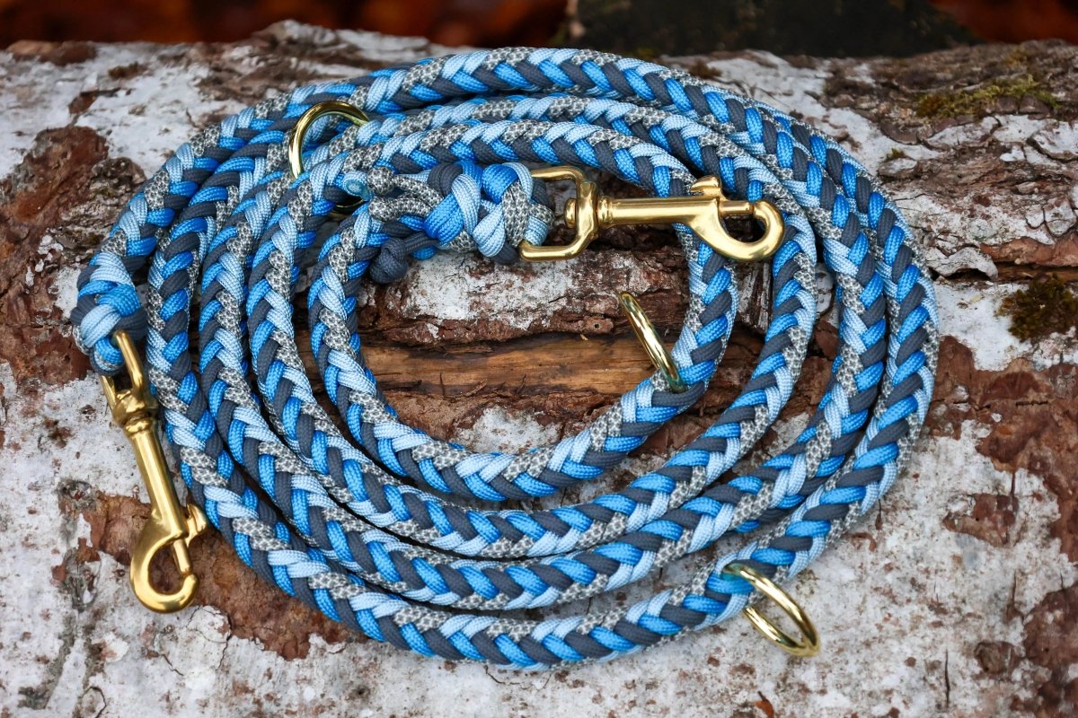 individualisierbare Leine - Muster "Herringbone" in den Farben Blau und Grau mit goldenen Beschlägen