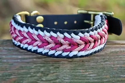 Hundehalsband "Santa" aus Paracord in rot, weis, schwarz und glitzerrosa, goldenen Beschlägen und schwarzem Biothane Band.
