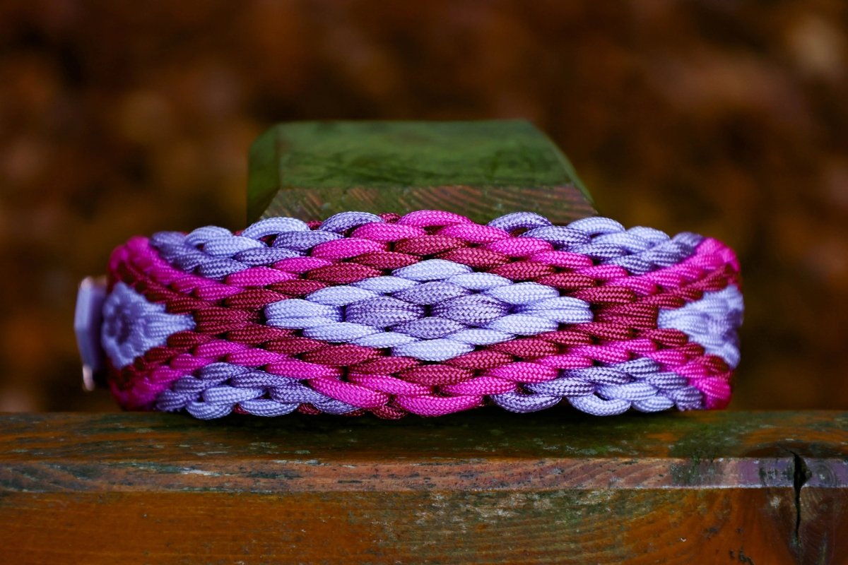 Hundehalsband "Lavender Dream" aus Paracord in den Farben Helllila, Lila, Pink und Rosa mit Rosegoldenen Beschlägen