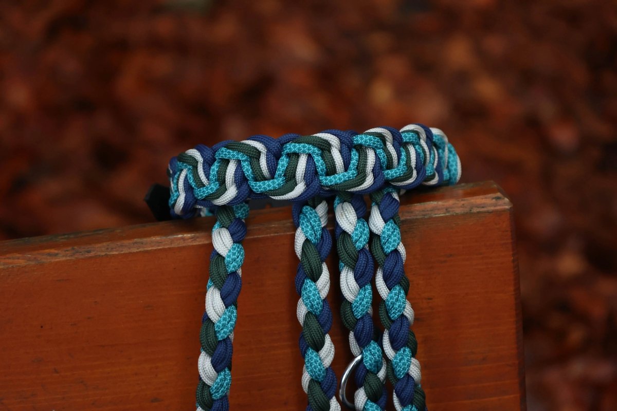 Hundehalsband "Sea Breeze" aus Paracord in den Farben Blau und weis