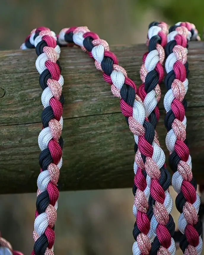 Hundeleine "Santa" aus Paracord in den Farben weis, schwarz, rot und glitzerndem Rosa. Double Braid Muster.