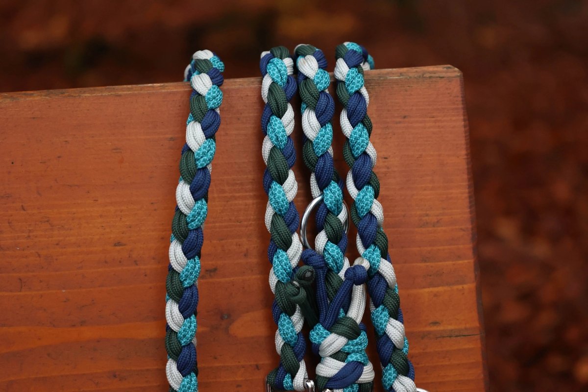 Hundeleine "Sea Breeze" aus Paracord in den Farben Blau Hellblau Weis und Dunkelgrün mit silbernen Beschlägen | Knüpfgold