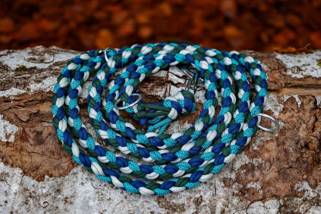 Hundeleine "Sea Breeze" aus Paracord in den Farben Blau Hellblau Weis und Dunkelgrün mit silbernen Beschlägen | Knüpfgold