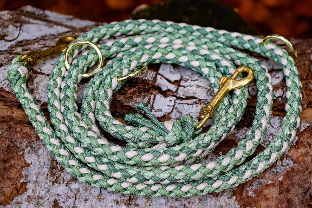 Hundeleine "Shining Green" aus Paracord in mehreren Grüntönen, weiss und Goldfarbene Beschläge | Knuepfgold