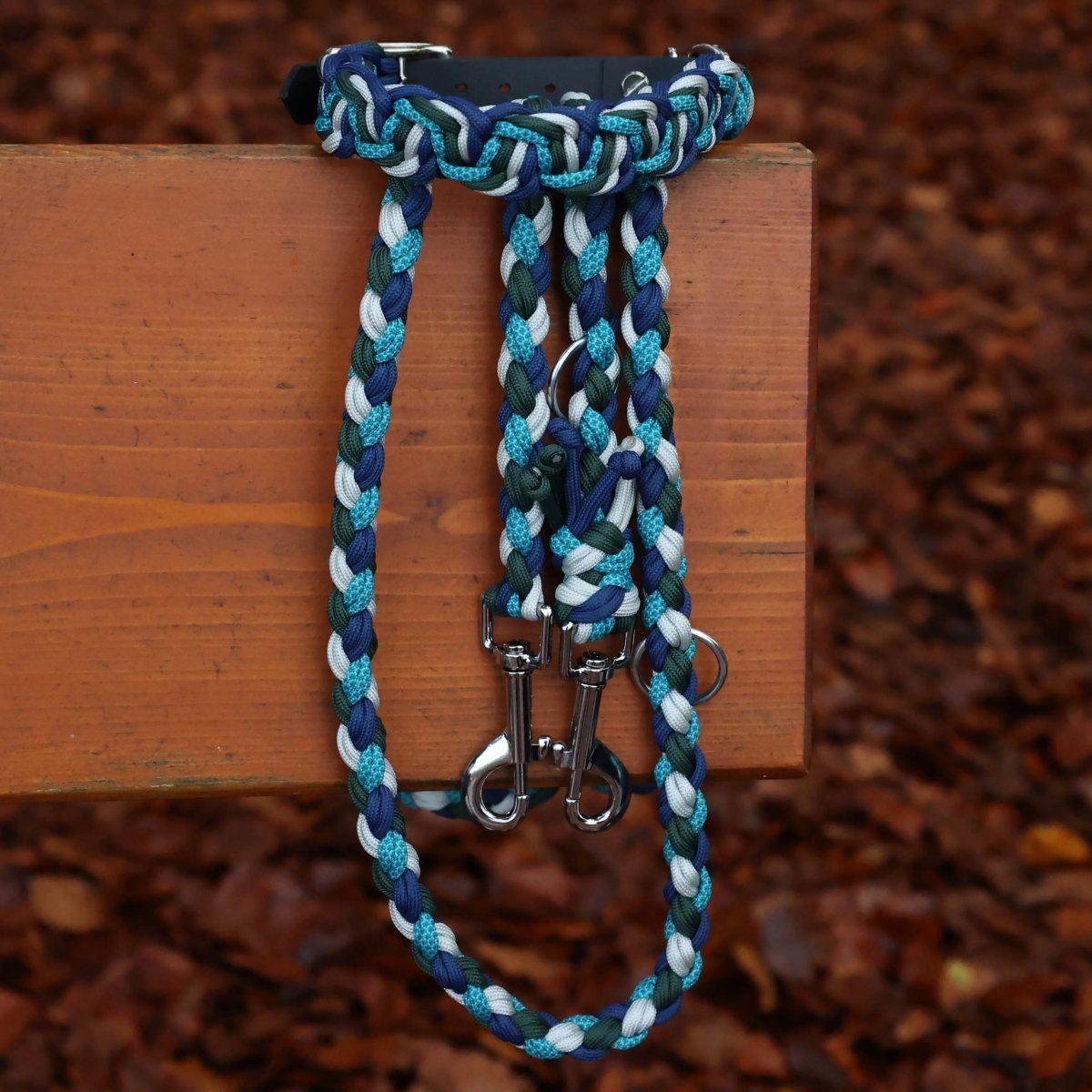 Hundeleine "Sea Breeze" aus Paracord + das passende Halsband in den Farben Blau Weis und Dunkelgrün mit silbernen Beschlägen