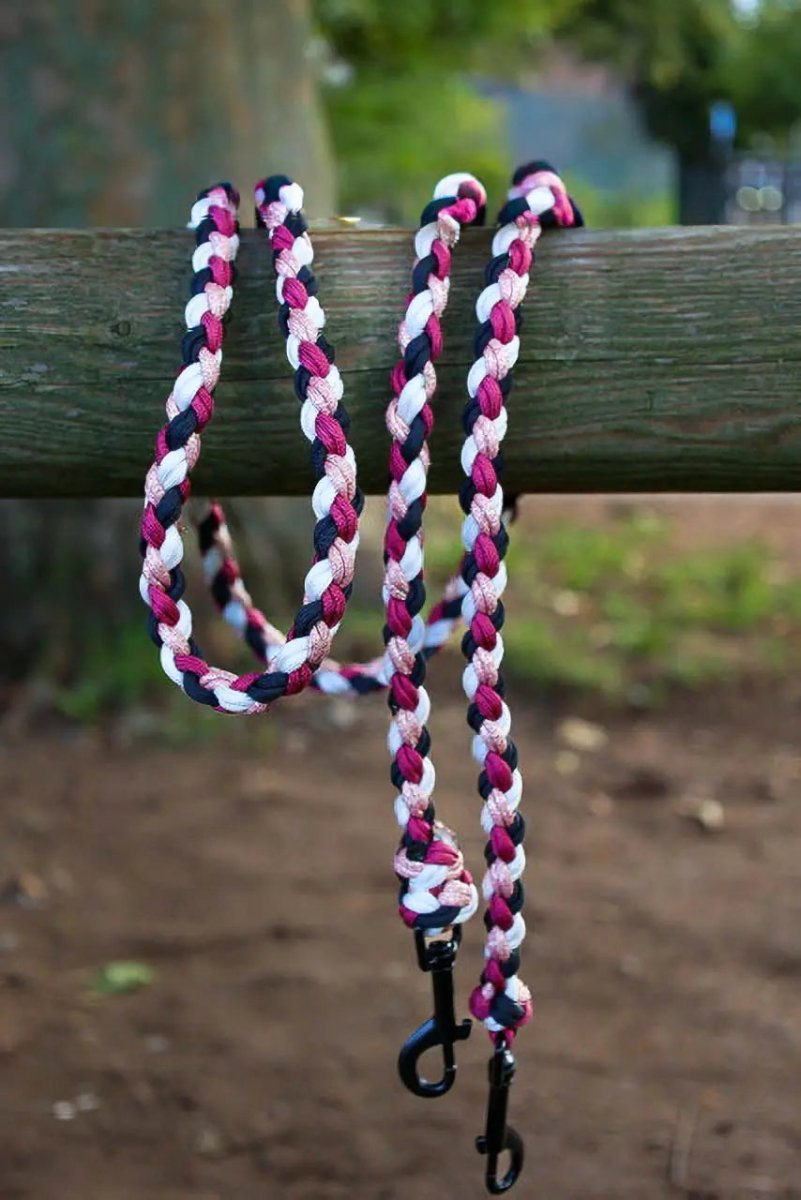 Hundeleine "Santa" aus Paracord in den Farben weis, schwarz, rot und glitzerndem Rosa. Double Braid Muster.